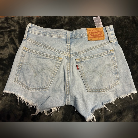 Women’s Levi Shorts - Picture 2 of 2